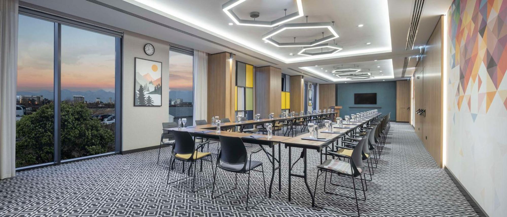 Hotel Hampton By Hilton Airport 4*