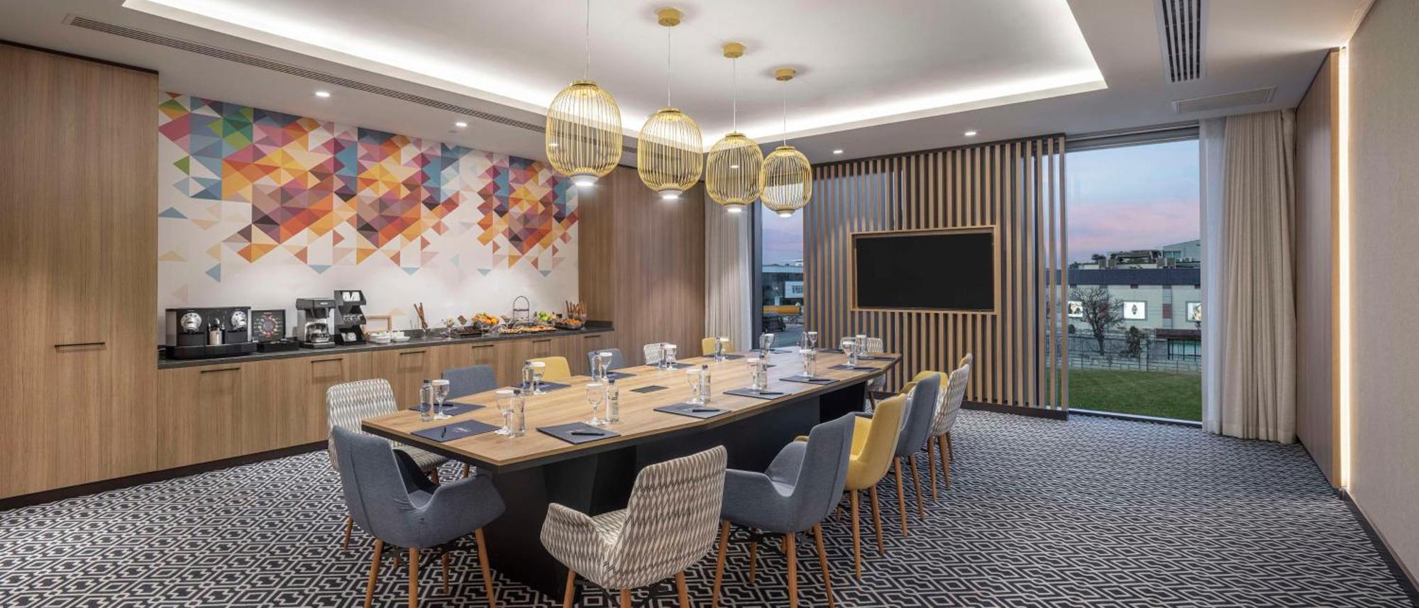 Hotel Hampton By Hilton Airport 4*