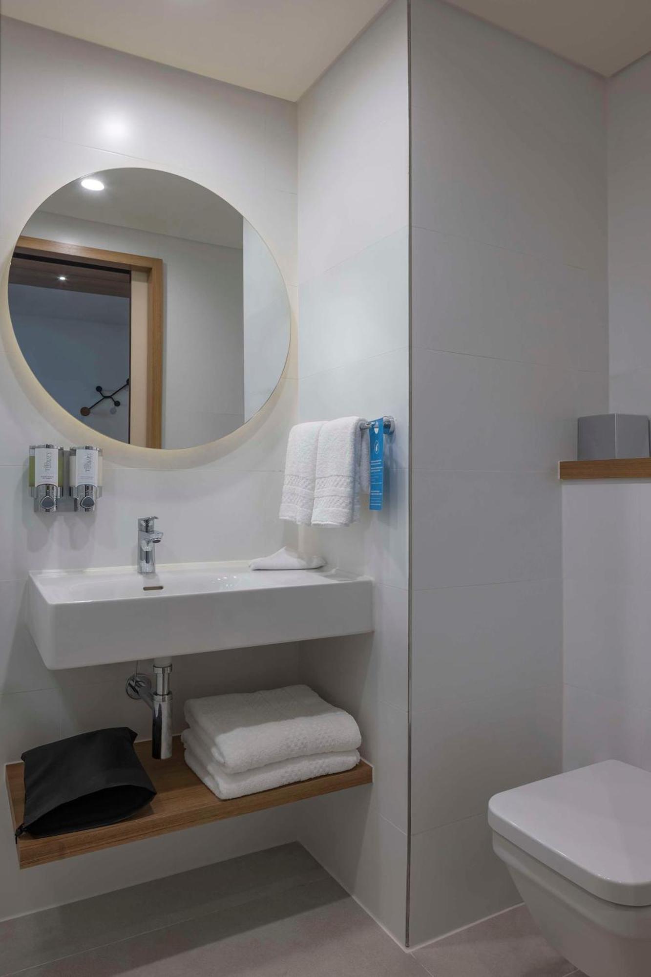 Hotel Hampton By Hilton Airport