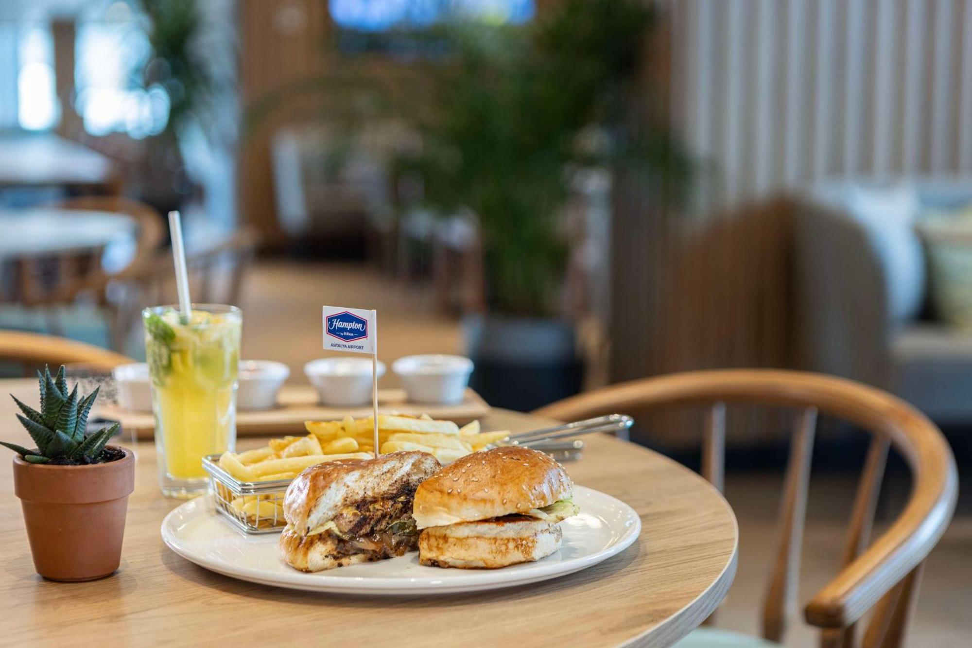 Hotel Hampton By Hilton Airport 4*