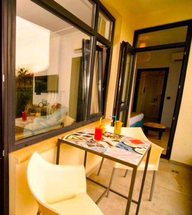 Privatunterkunft Remarkable Flat With Balcony Near Hadrian's Gate
