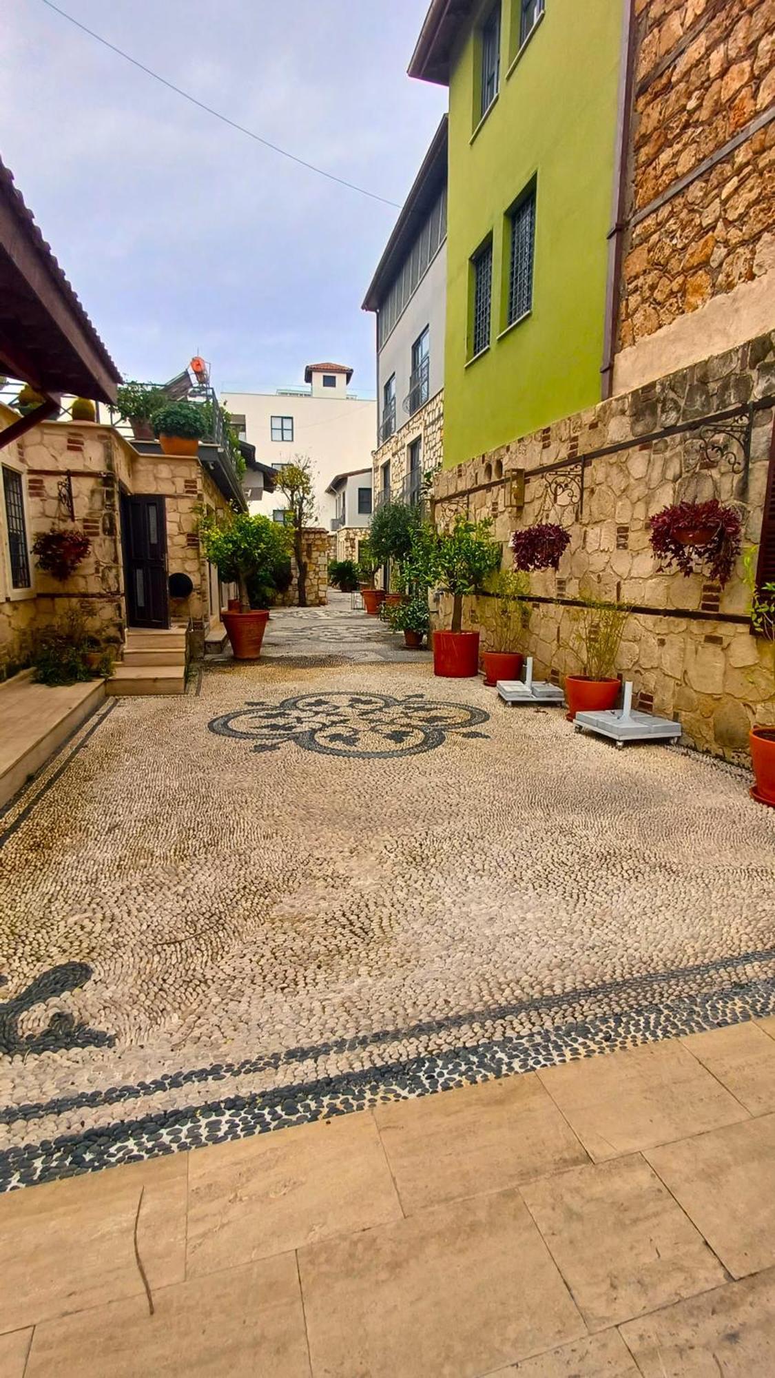 Daire Unique Flat With Balcony Near Hadrian's Gate
