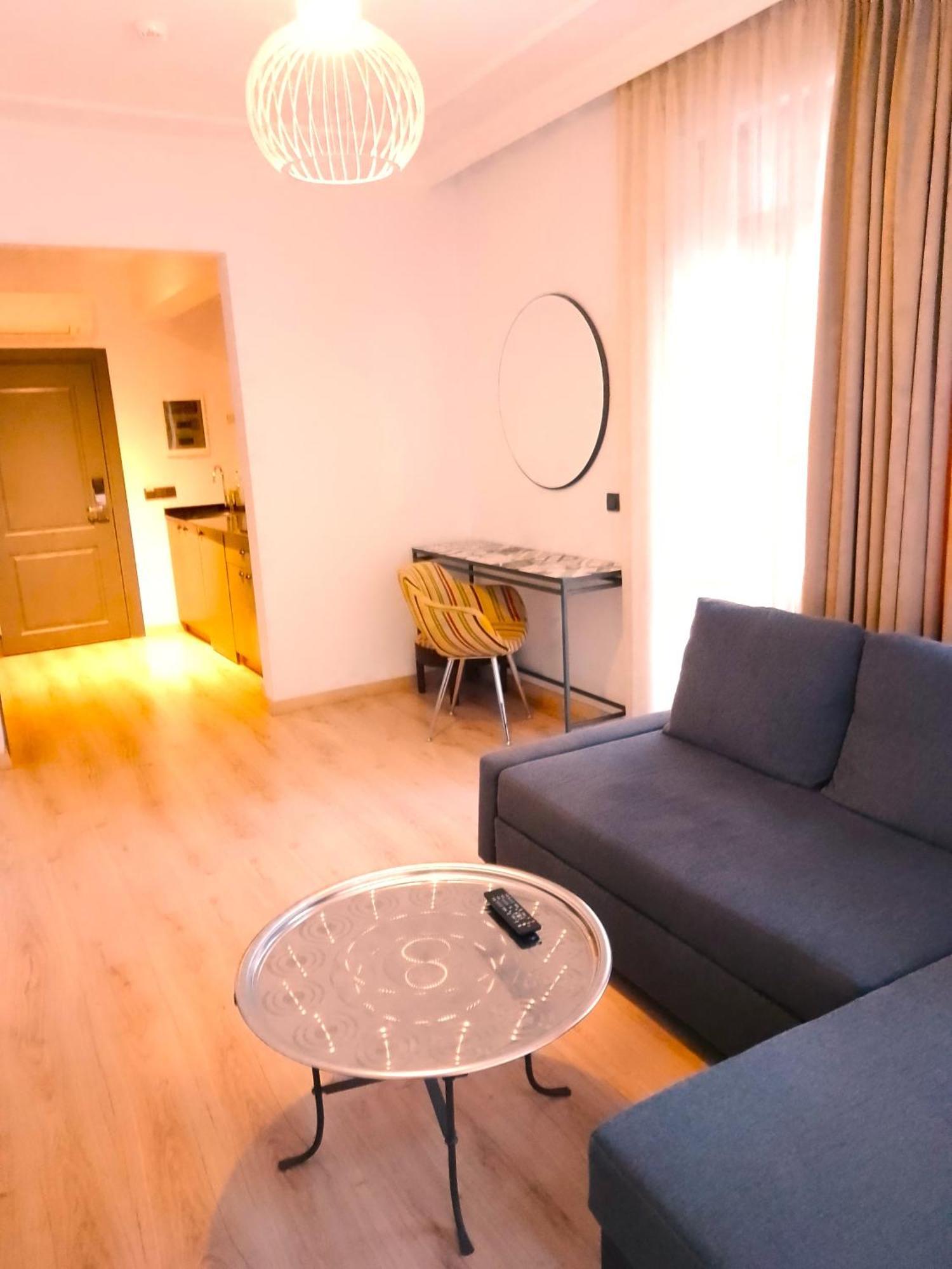 Daire Unique Flat With Balcony Near Hadrian's Gate