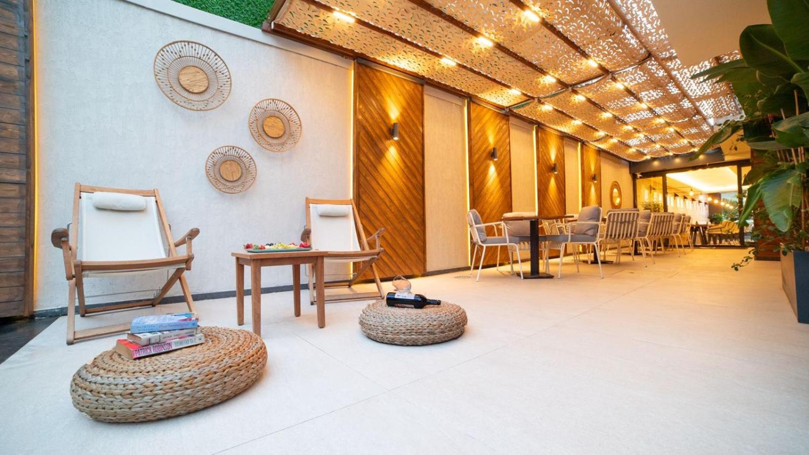 Lara Vista Suits & Spa *