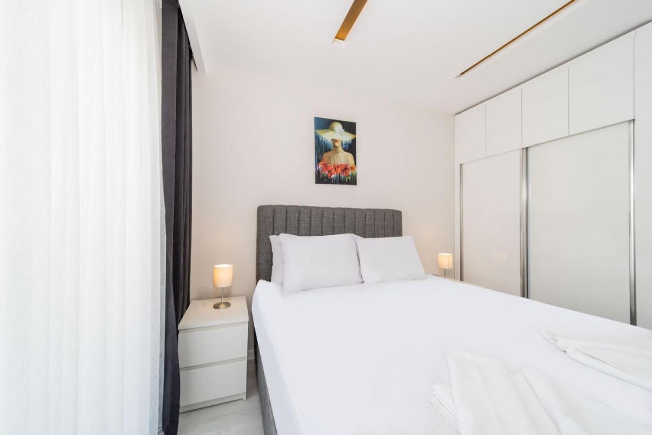 Lovely With Central Location Walking Distance To Beach In Muratpasa, *
