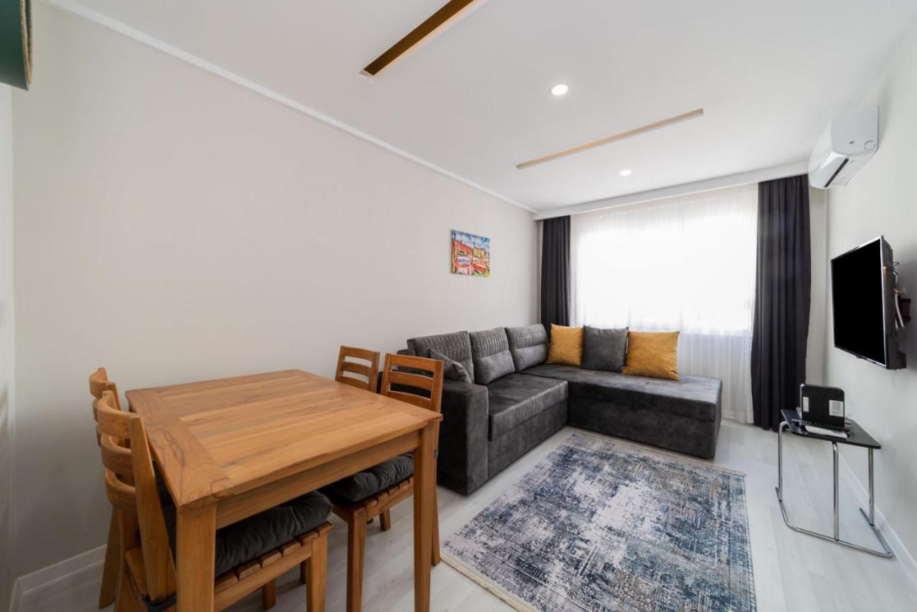 Lovely With Central Location Walking Distance To Beach In Muratpasa, Apartment