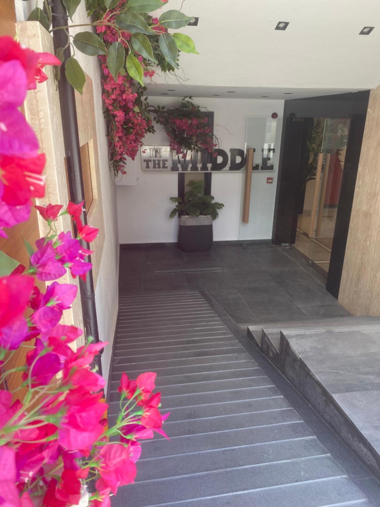 Hotel In The Middle 3*