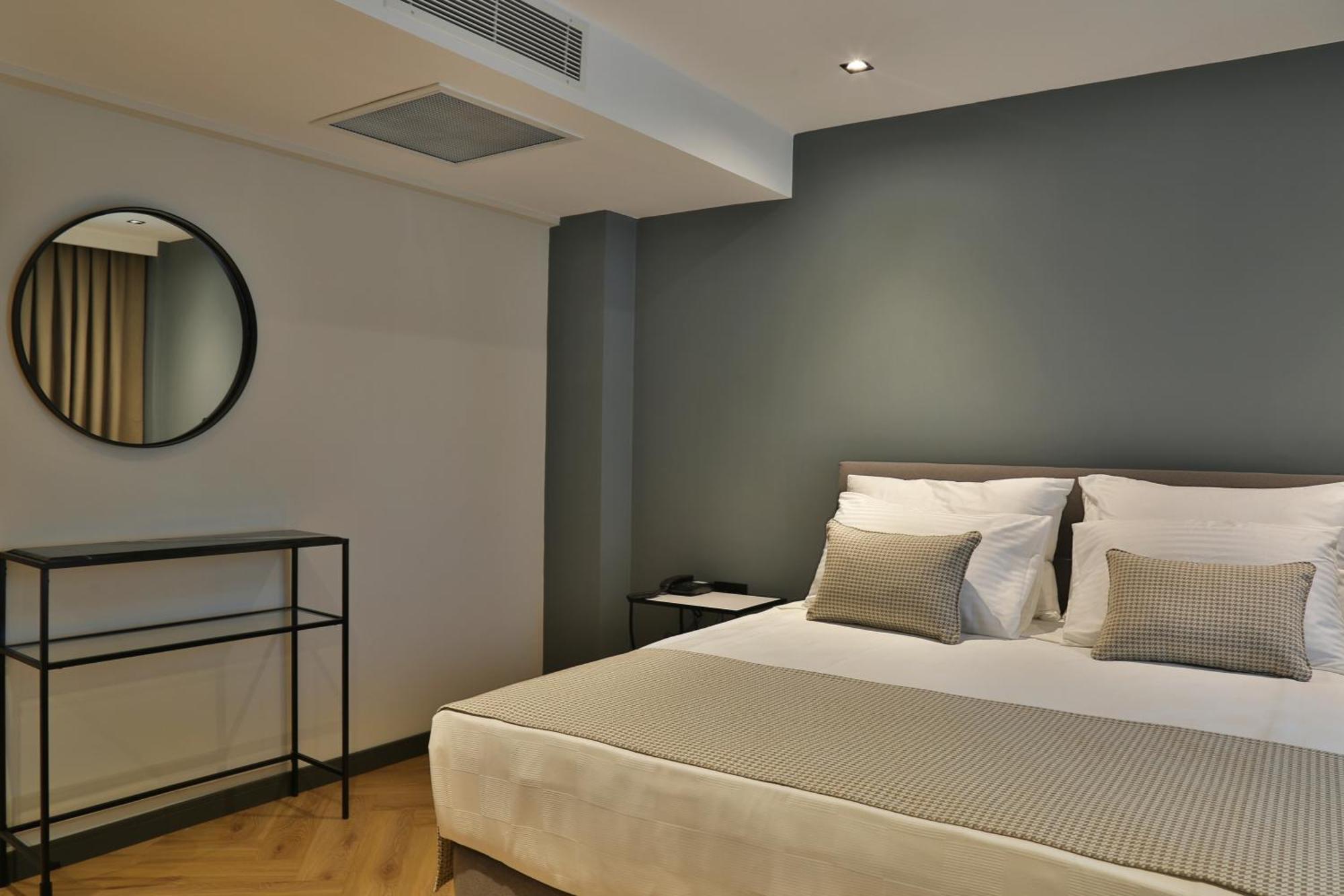 Hotel In The Middle 3*