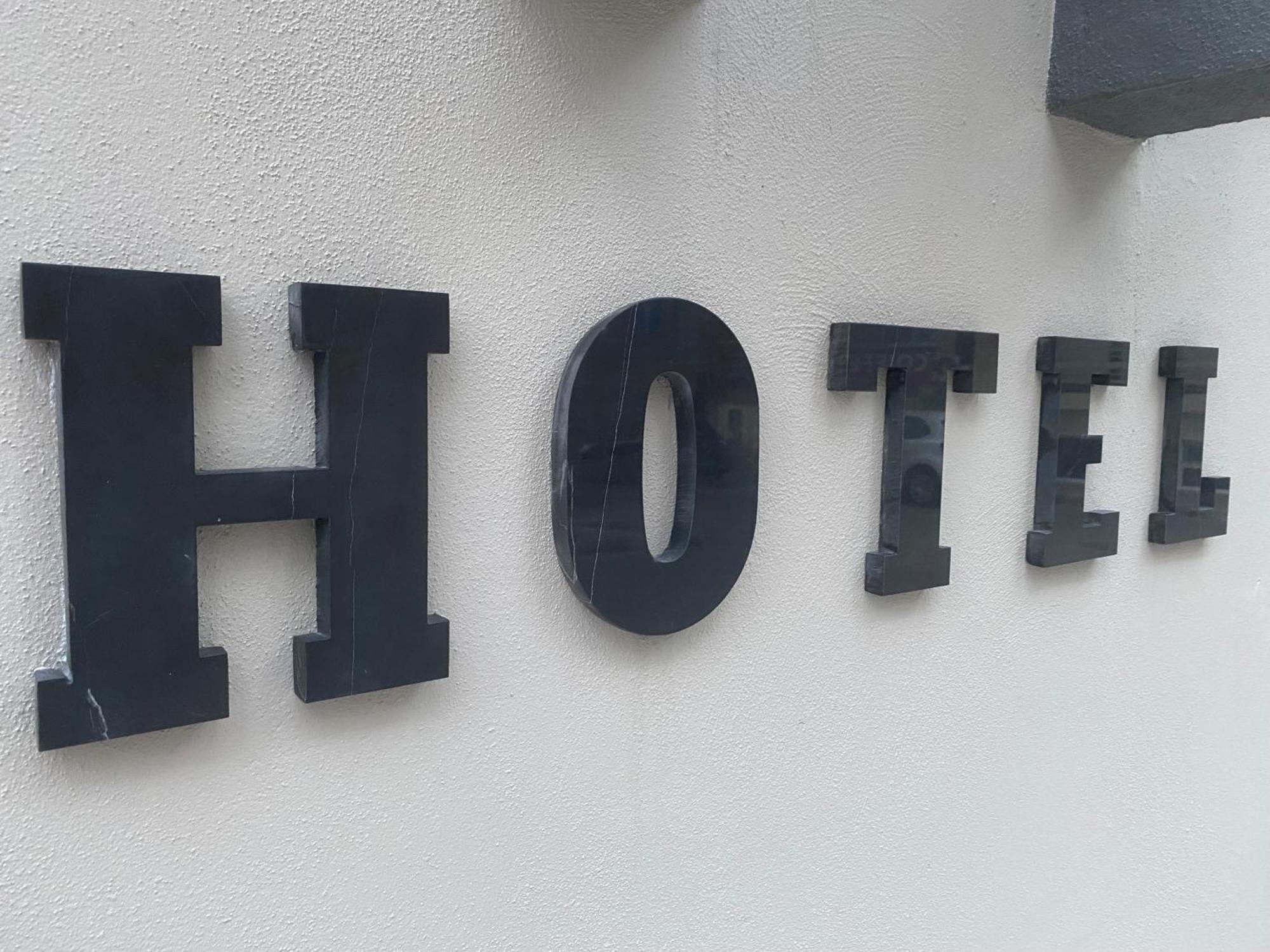 Hotel In The Middle 3*
