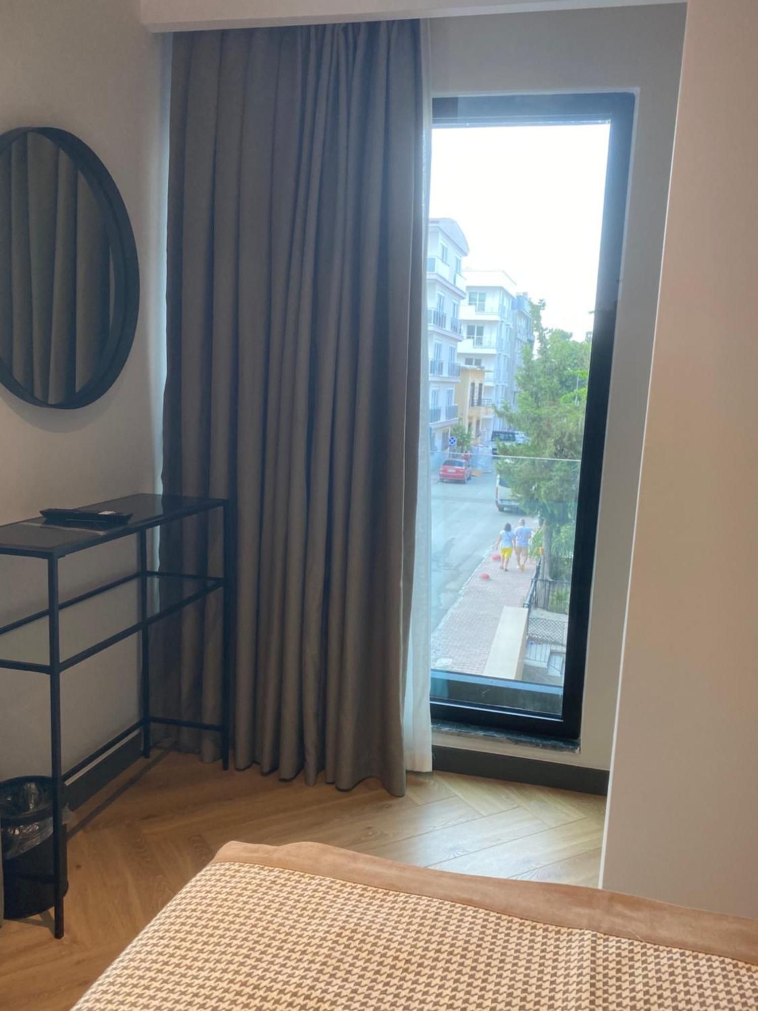 Hotel In The Middle 3*