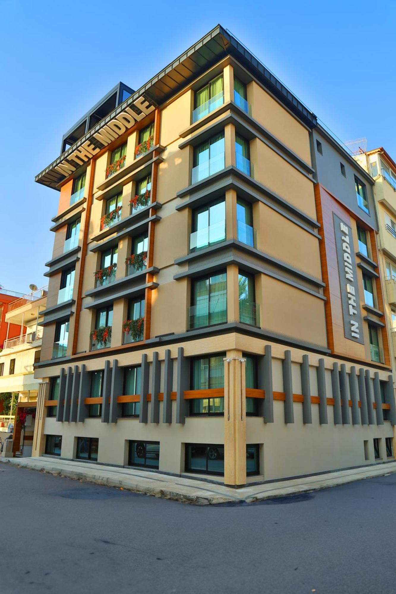 Hotel In The Middle