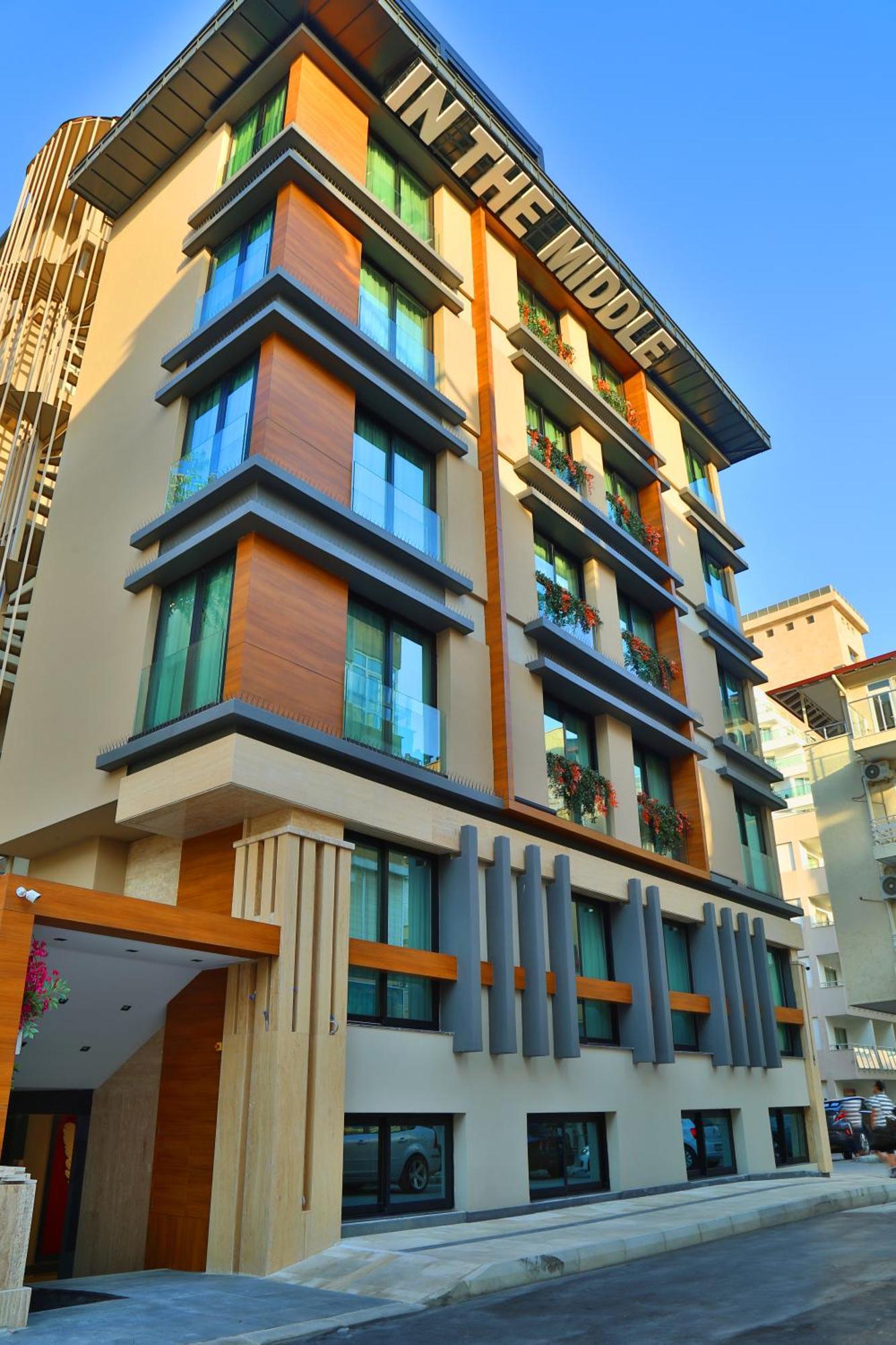 Hotel In The Middle 3*