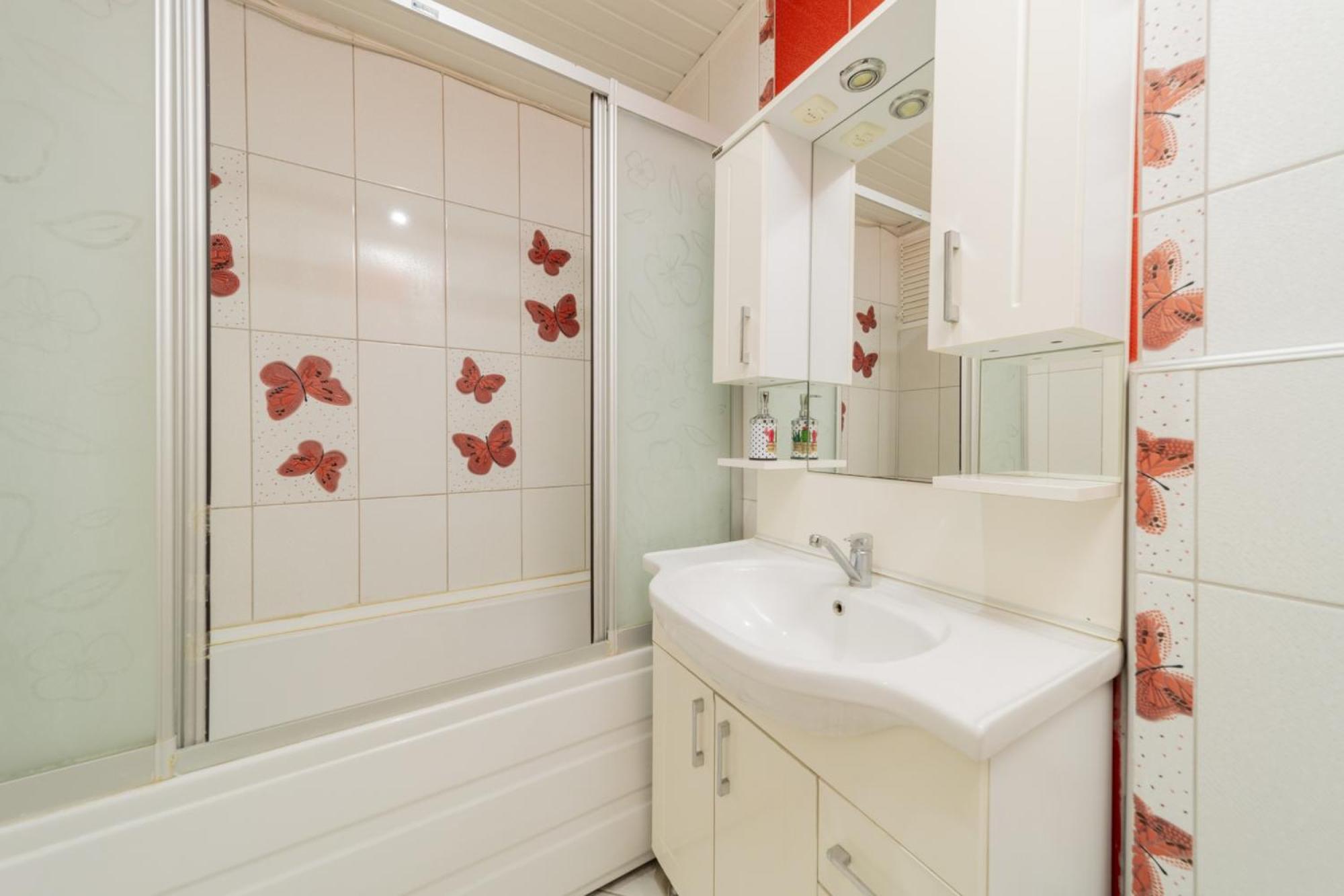 Chic Flat W Balcony 3 Min To Beach In *