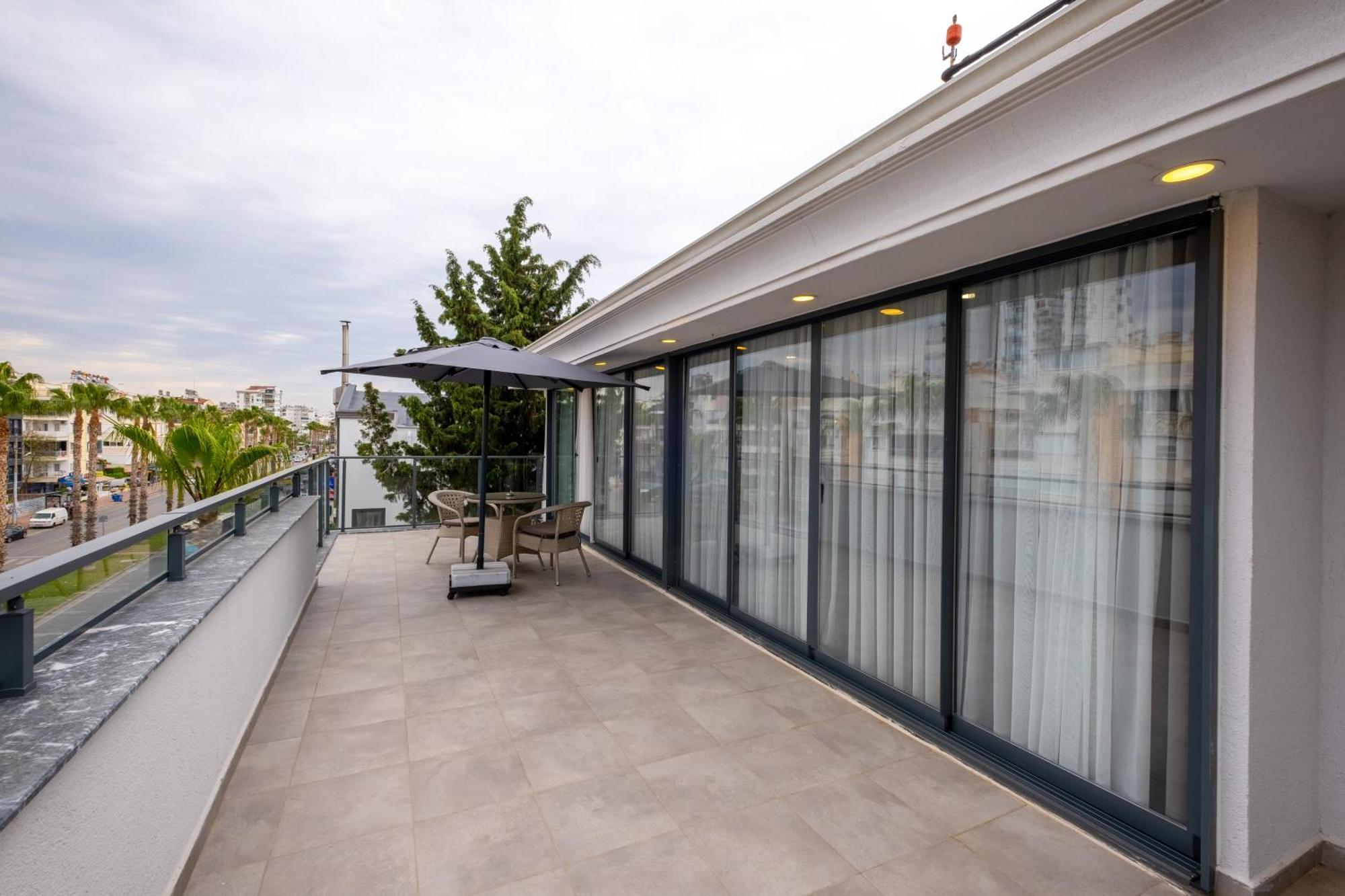 Avion Hotel