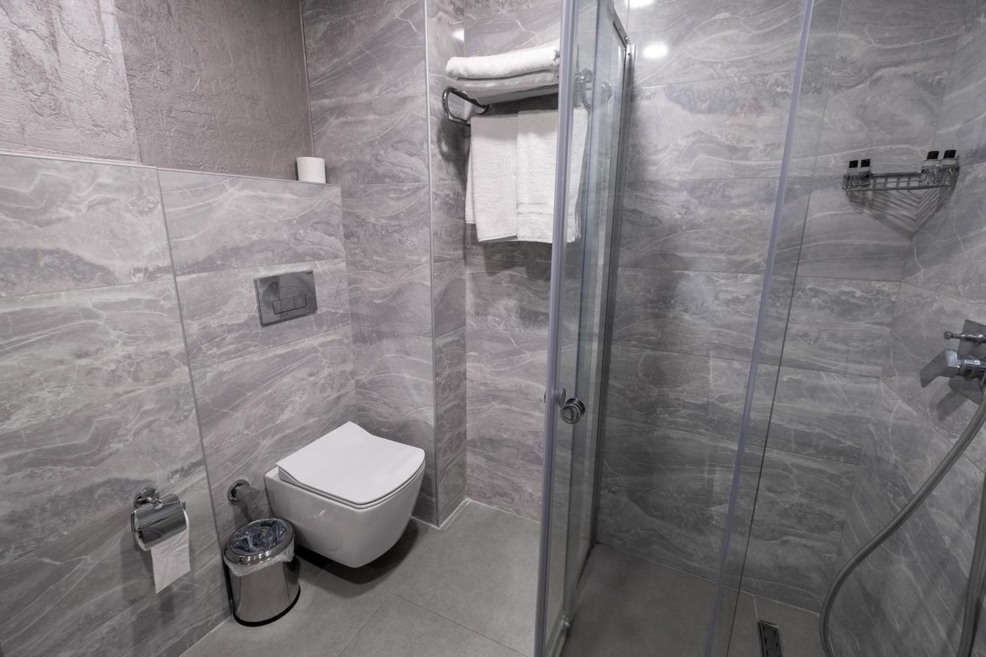 Avion Hotel *