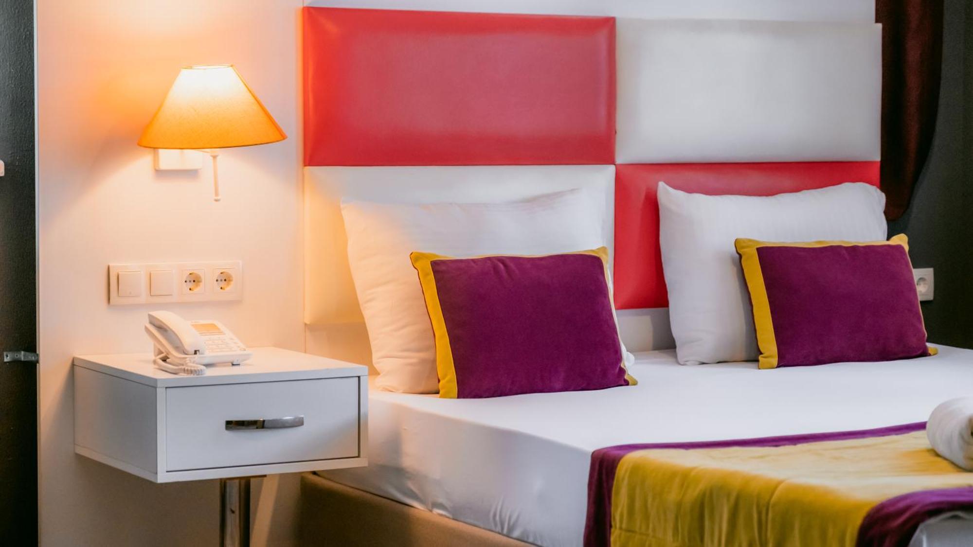 Hotel Orange Owl