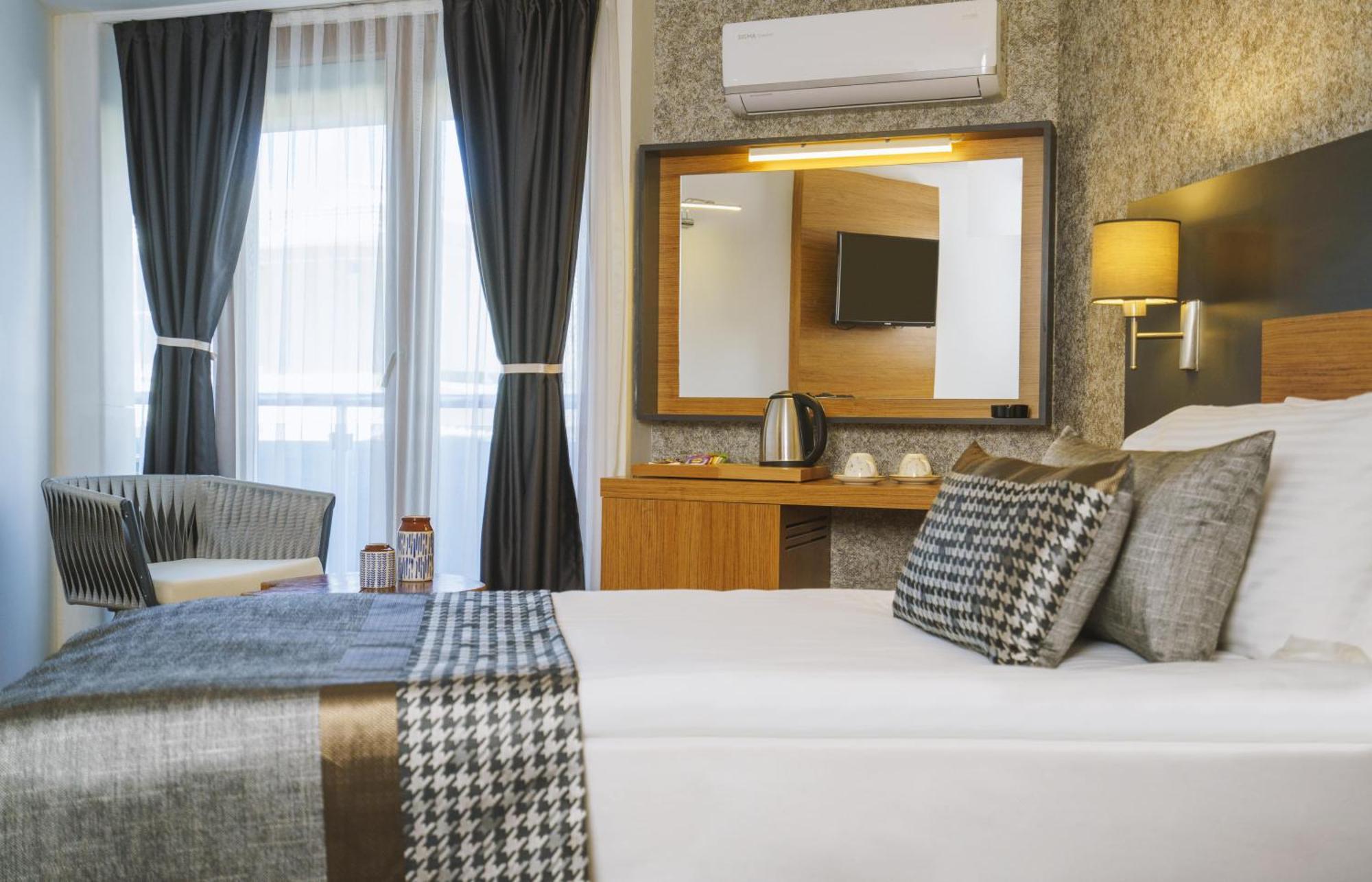 Qinn Hotel *