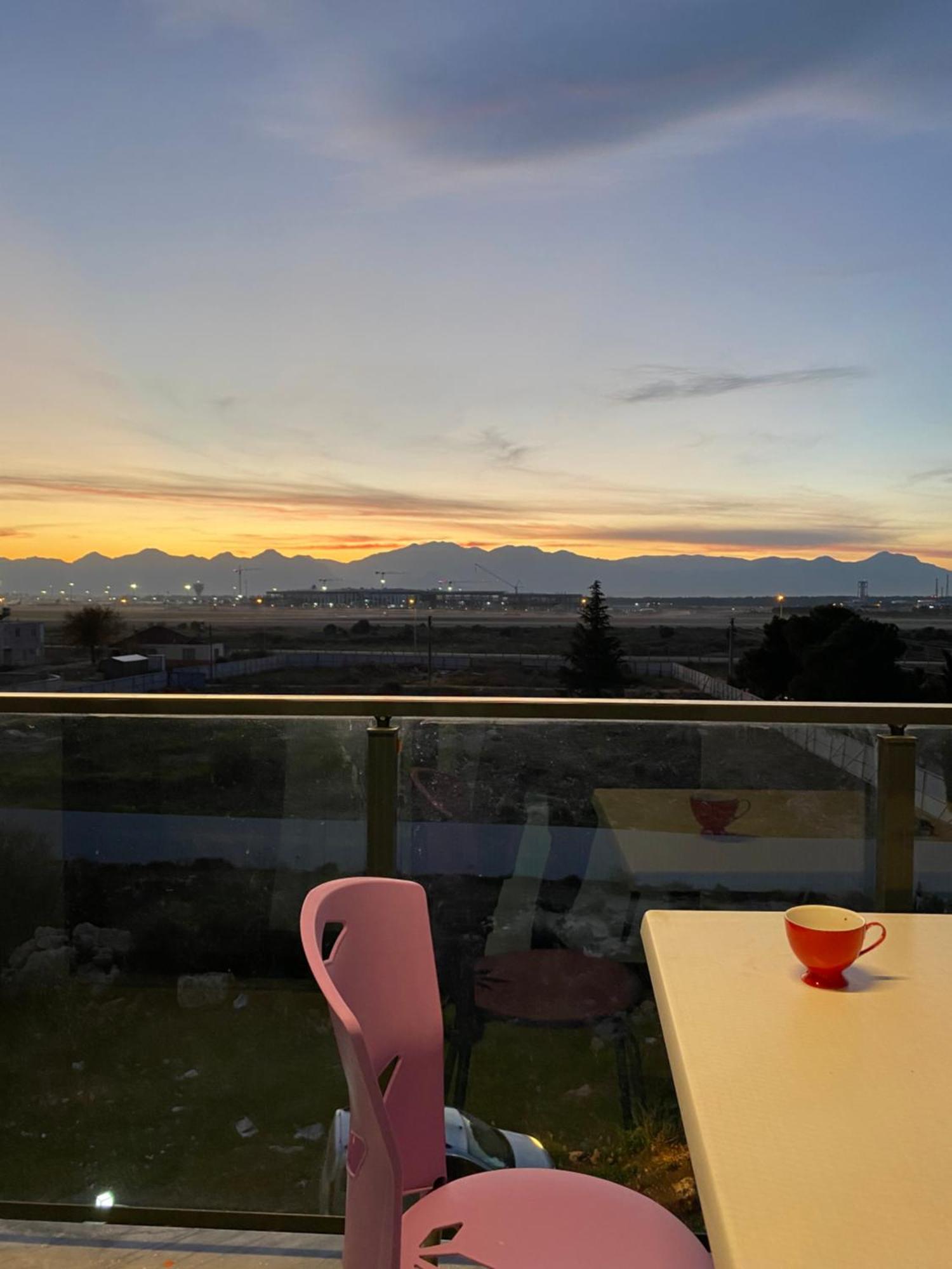Havalimanina Yakin Havuzlu 1+1 Lux Appartement Antalya