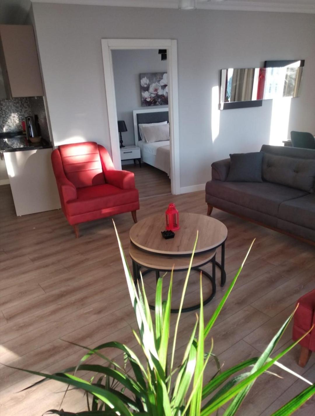 Center House Apartment *