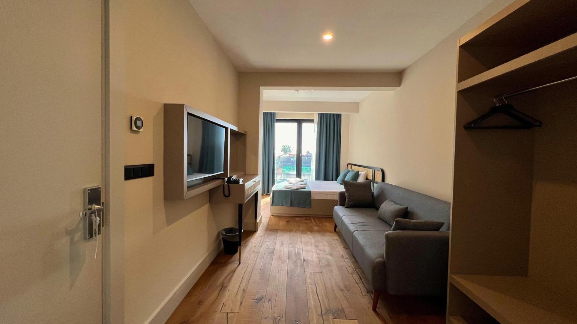 Coastline Hotel *
