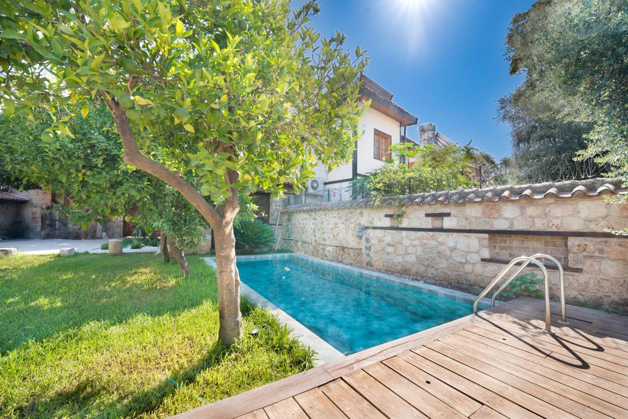 Hotel House 5 *