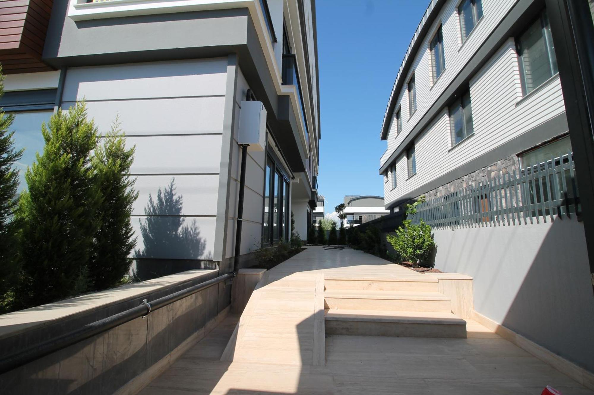 New Flat With Big Living Spaces 2-5 Near By Lara *