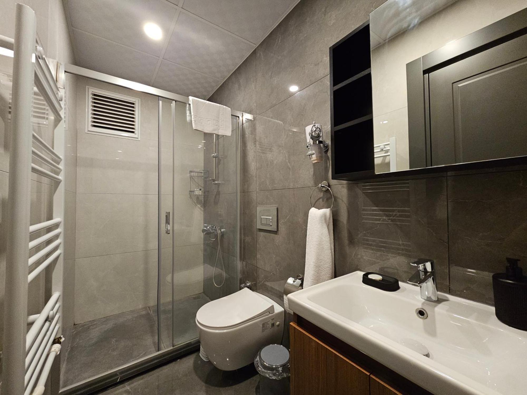 New Flat With Big Living Spaces 2-5 Near By Lara Appartement *