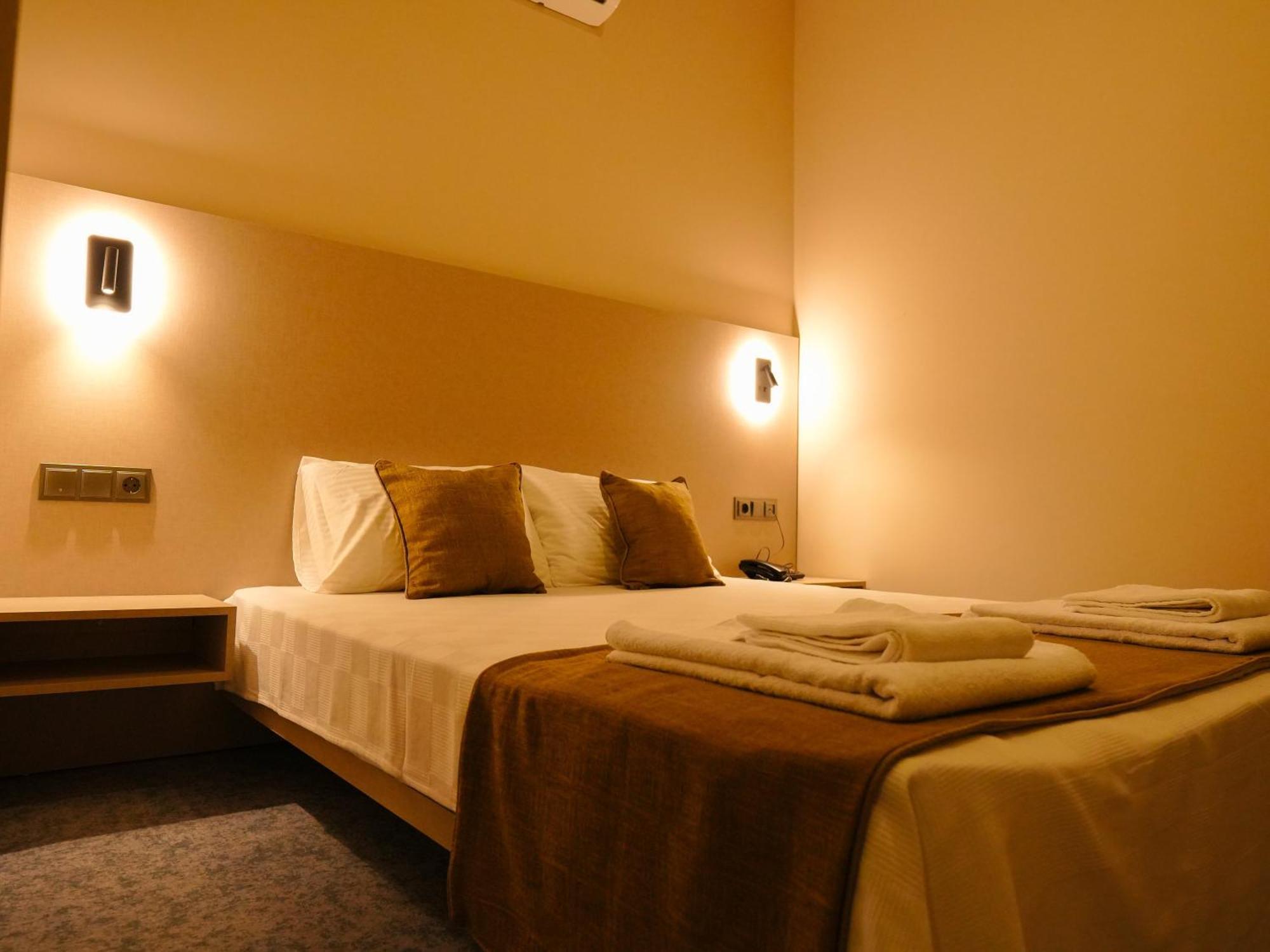 Bonnie Otel *