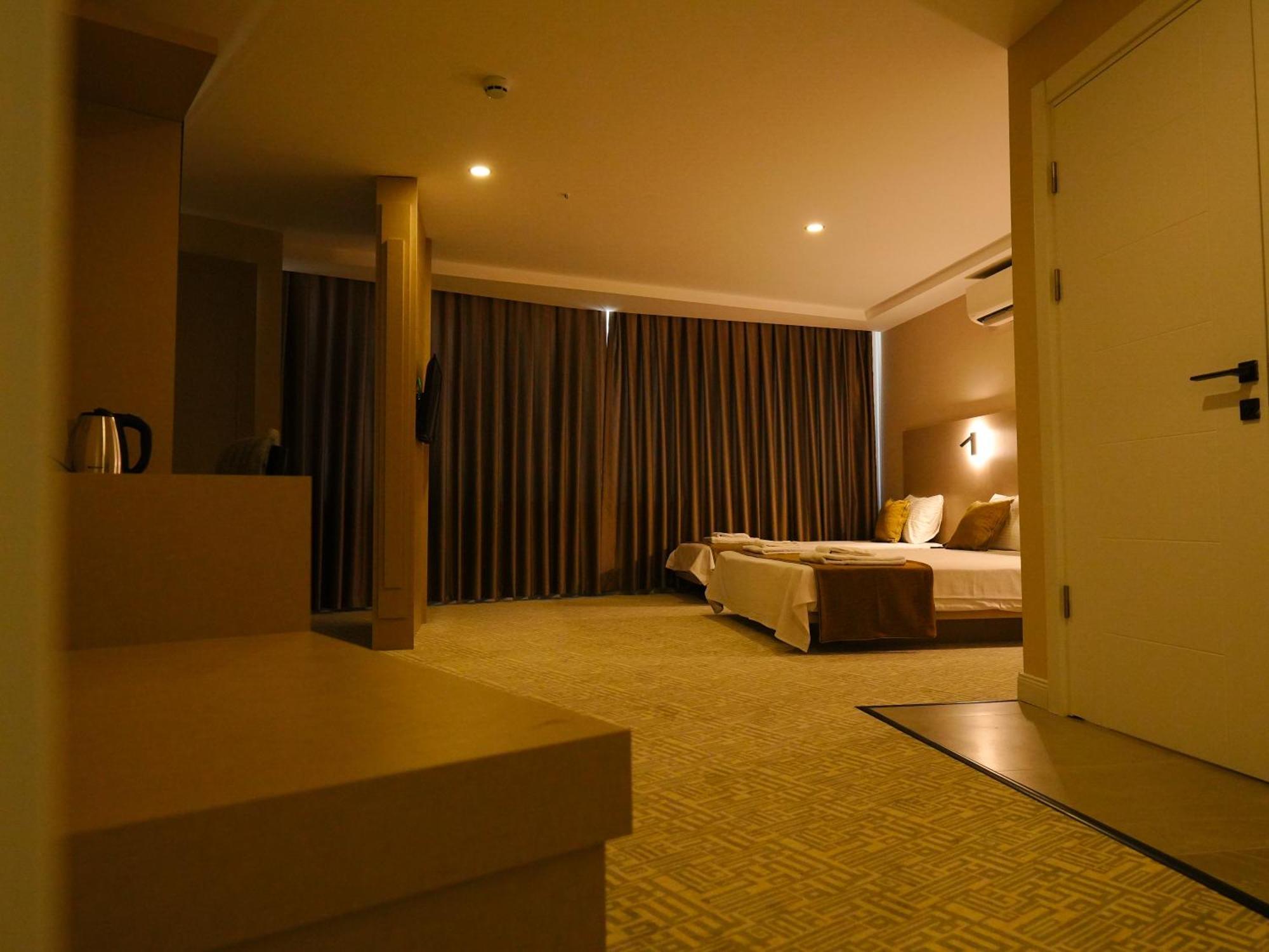 Bonnie Otel *