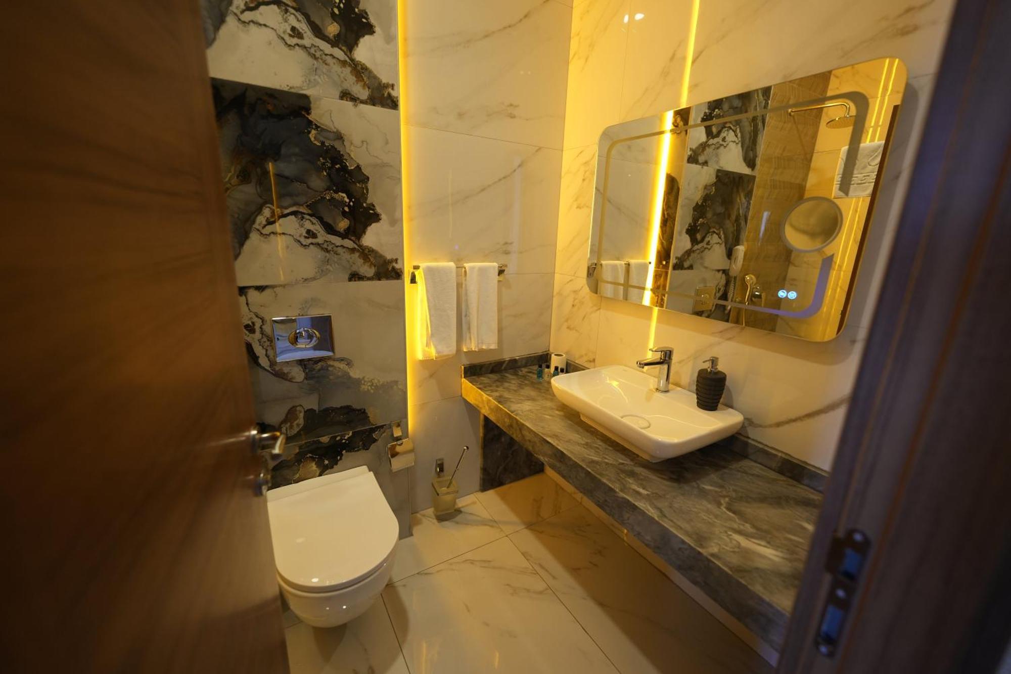 Hotel Isnova Airport 4*