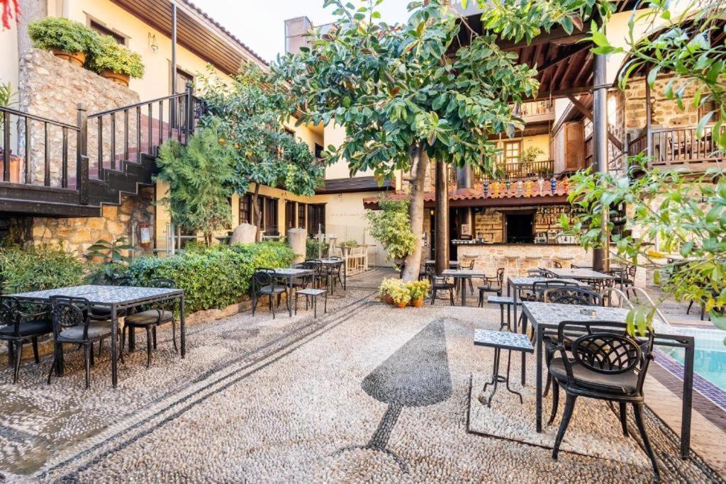 Remarkable Flat With Balcony Near Hadrian's Gate Antalya