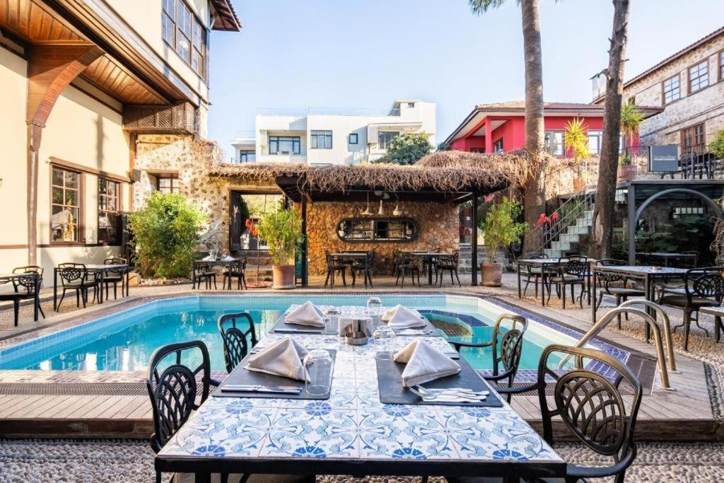 Remarkable Flat With Balcony Near Hadrian's Gate Antalya