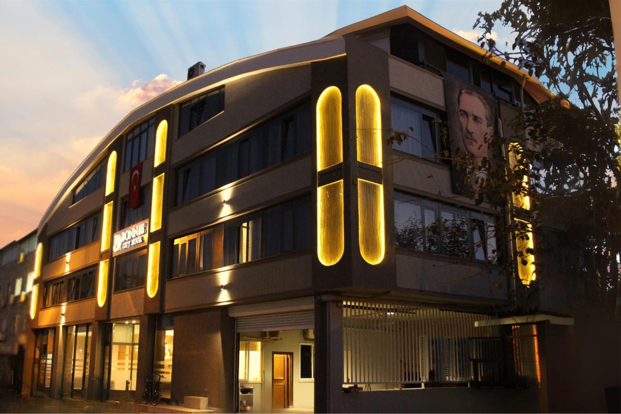 Bonnie Otel *