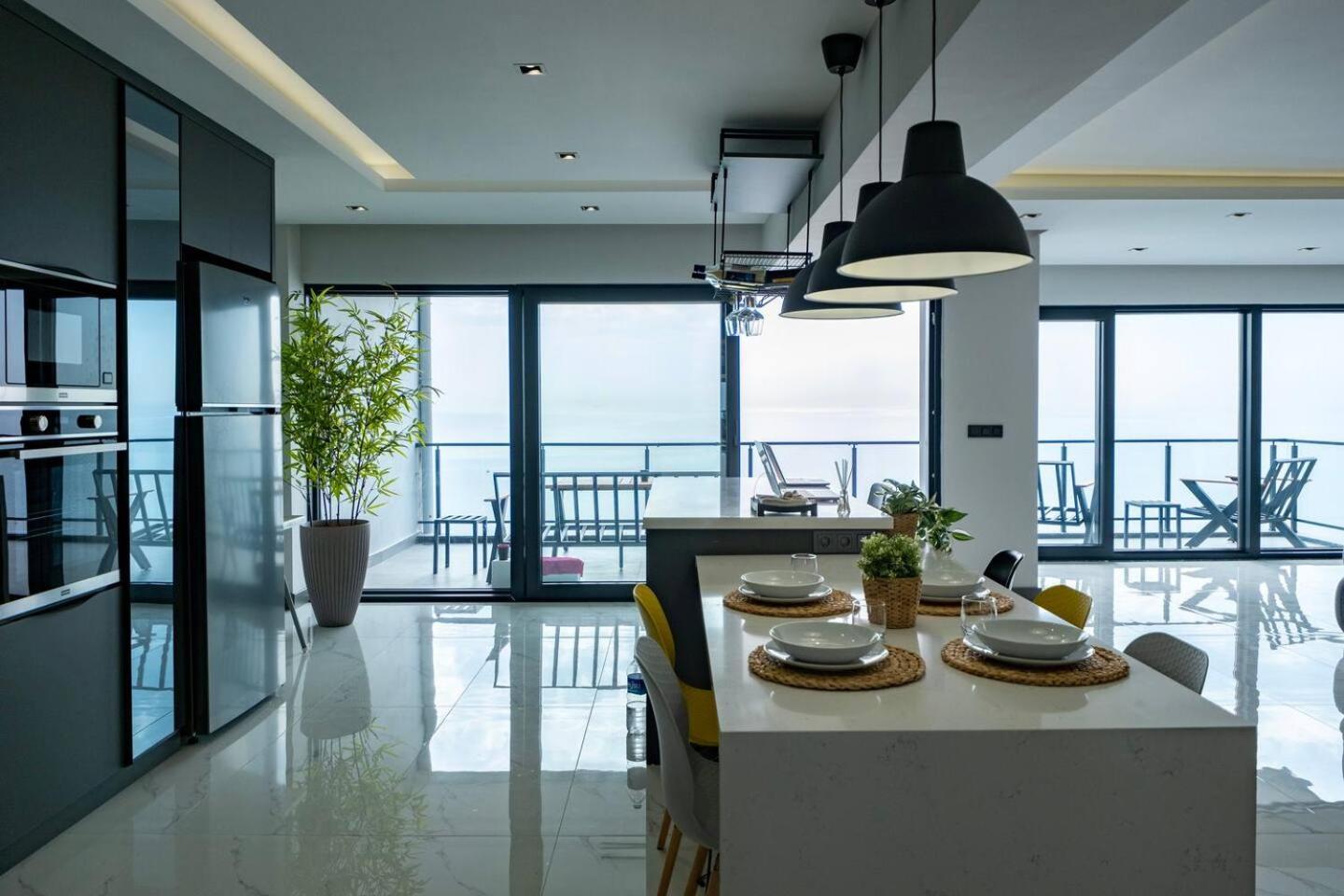 The Sea Cliff Signature Apartment *