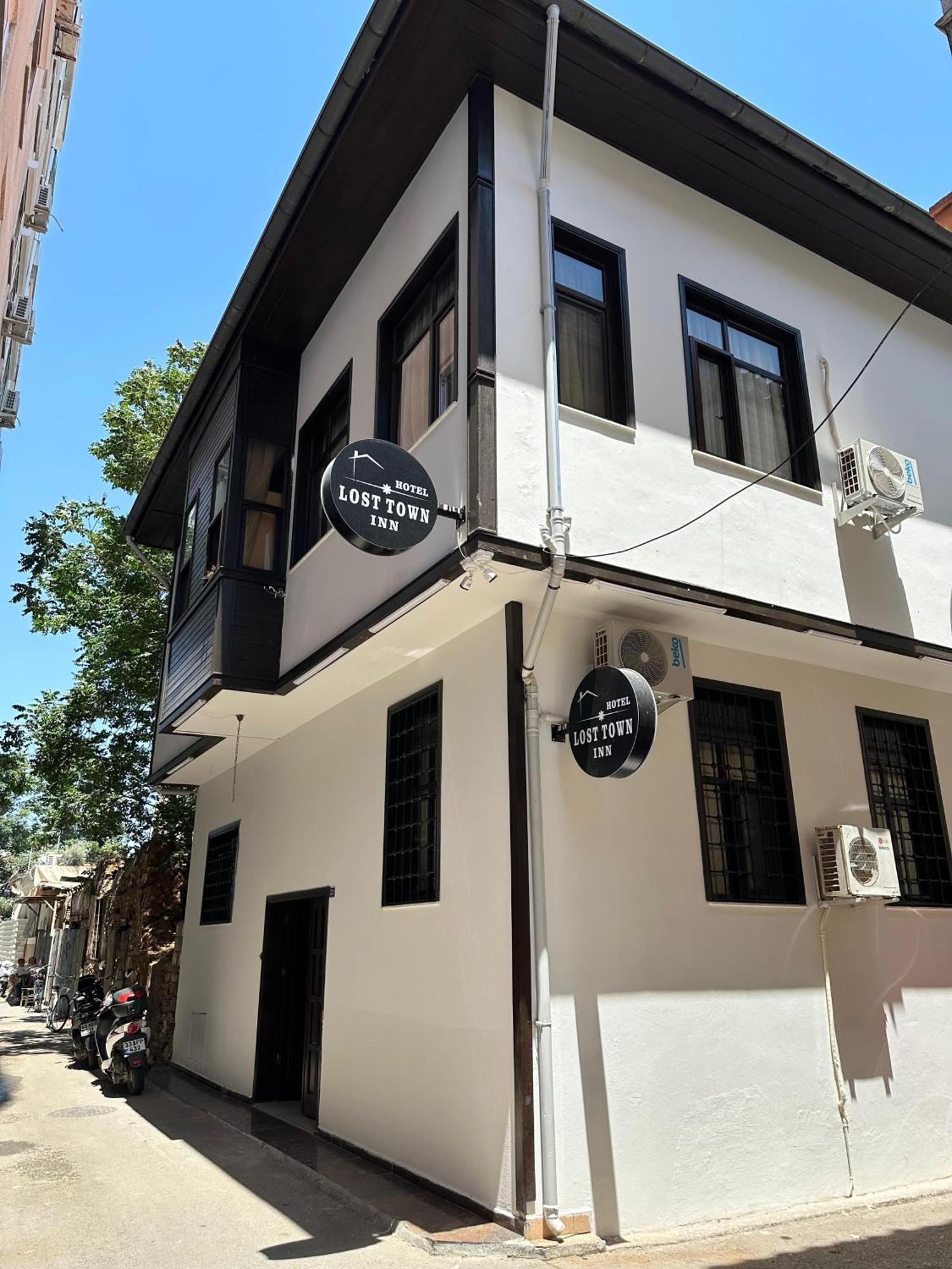 Loost Town Hotel