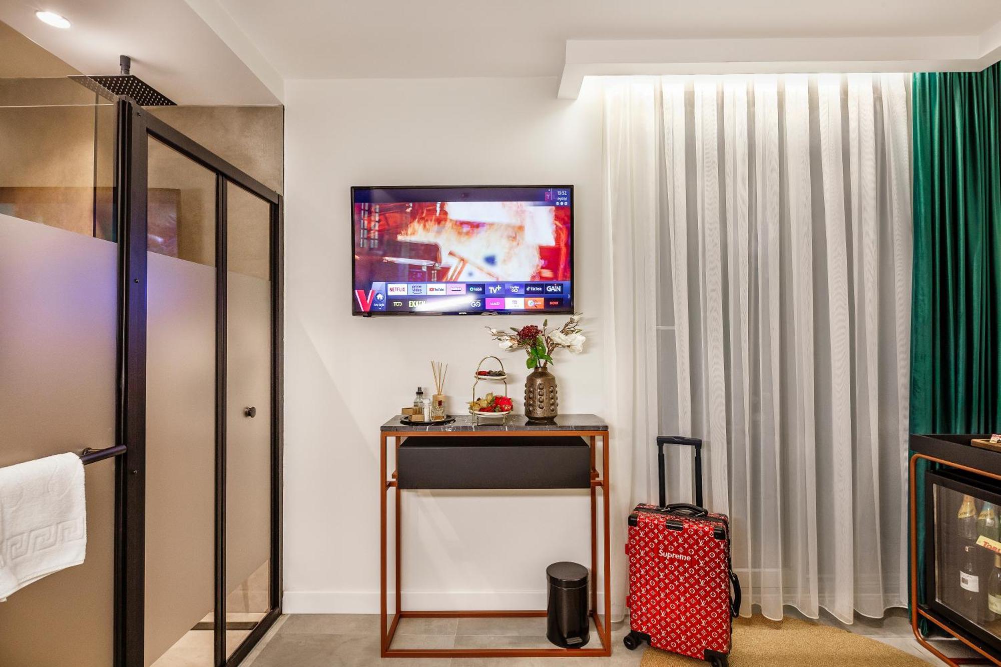 Otel The One Living *