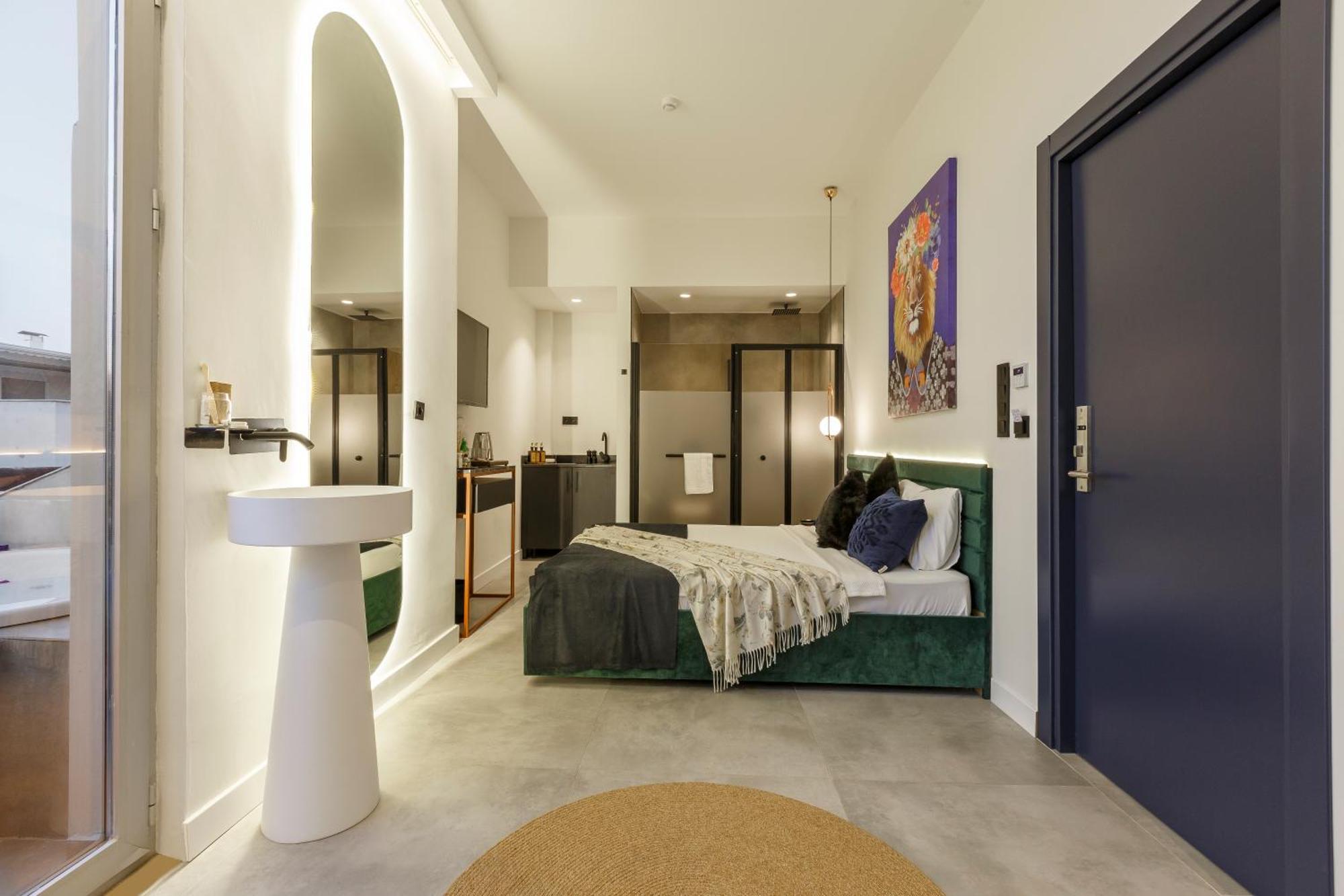 Otel The One Living
