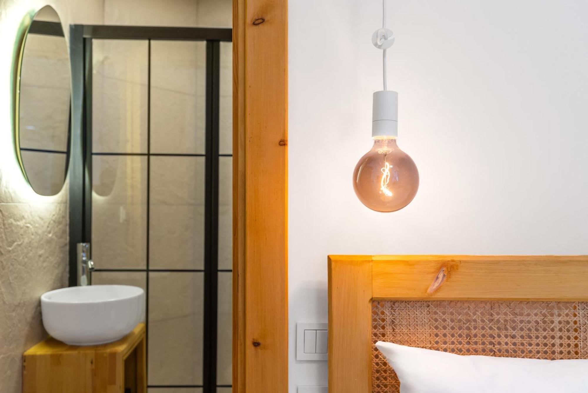 Audo Local Hotel
