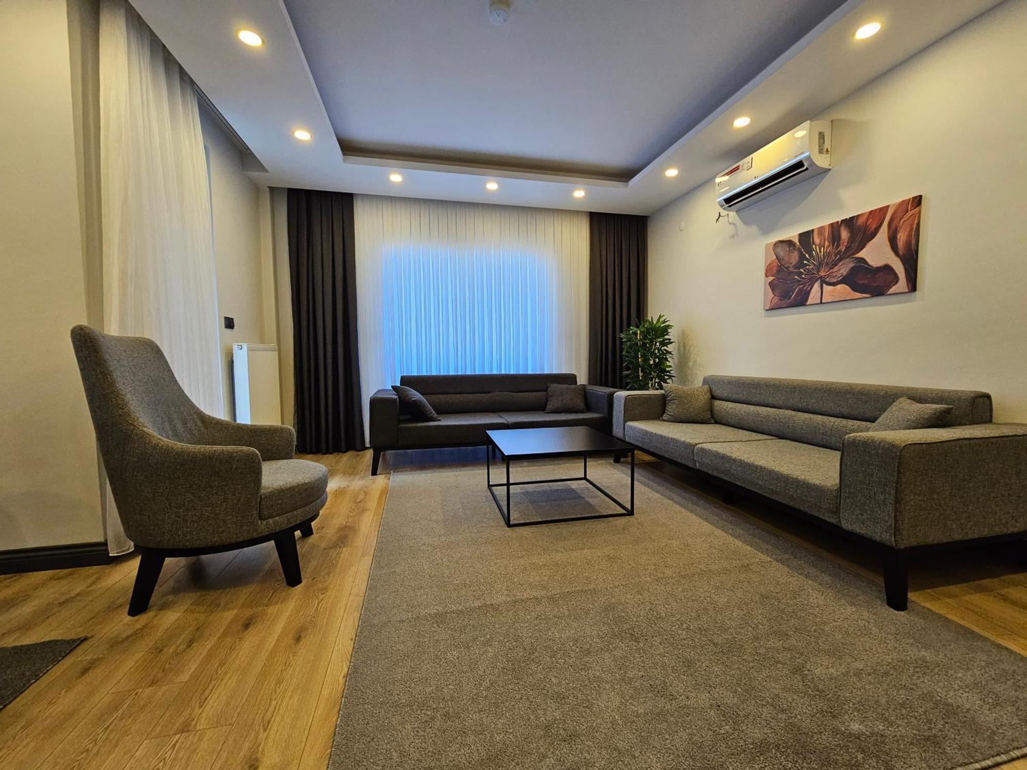 New Flat&large Living Space 2-3 Near By Lara Daire *