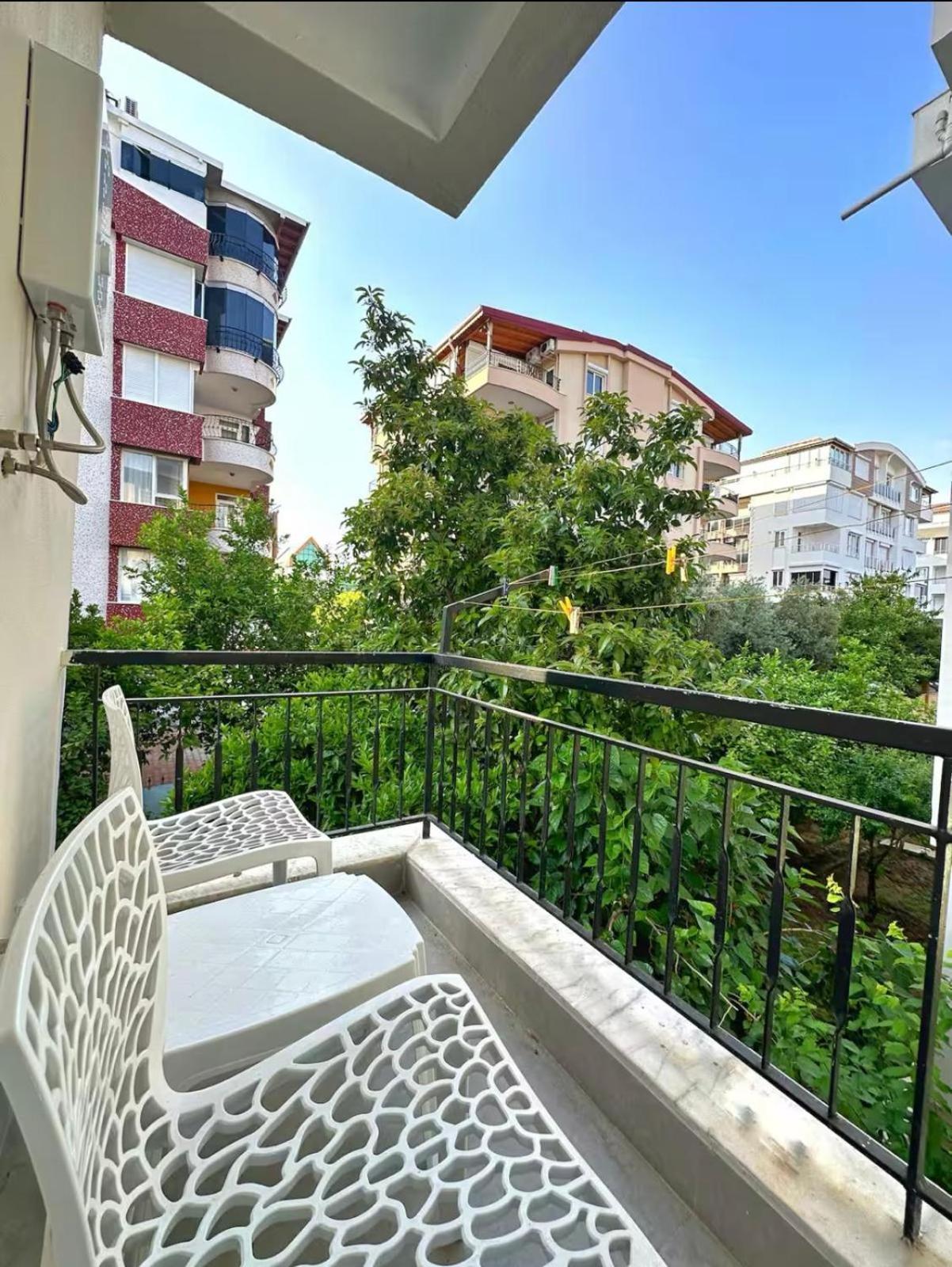 Sunny Escape, Just 400M From The Beach