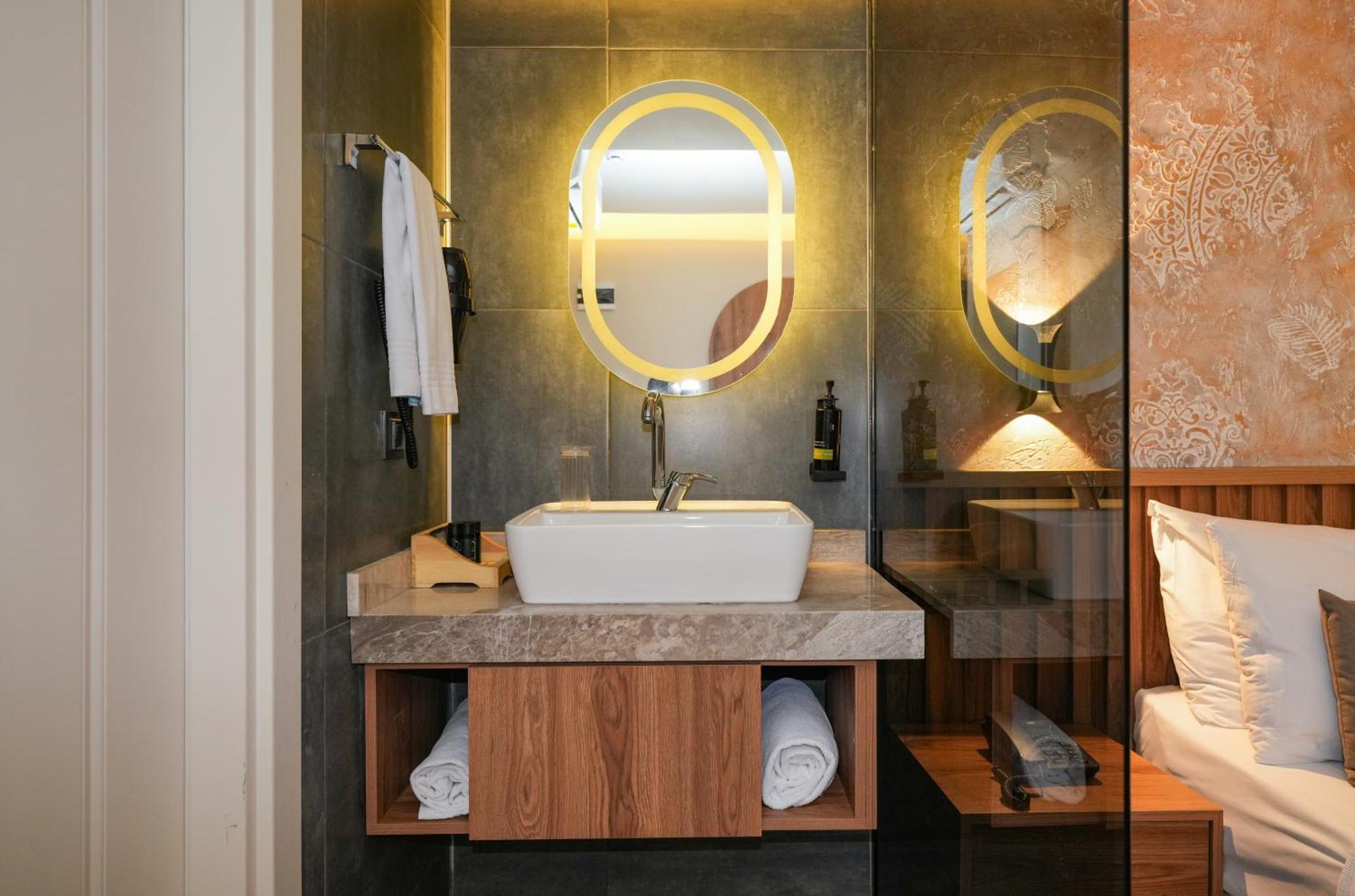 Der Lara Hotel *