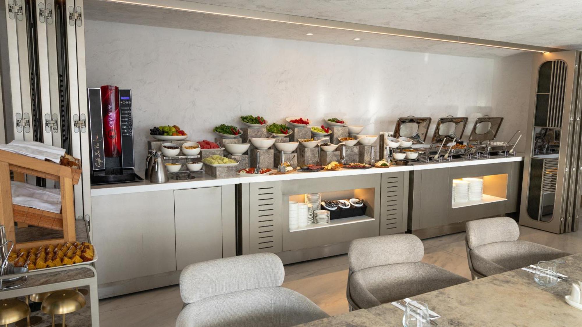 Hotel Four Hills 3*