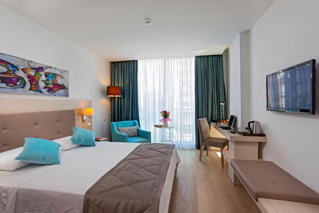 Aparthotel The &