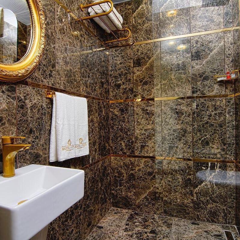 S White Hotel