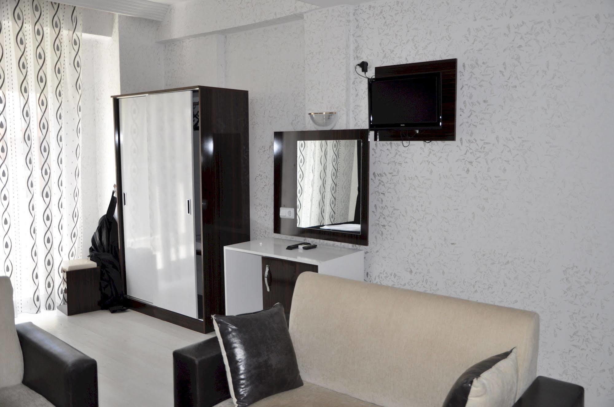 Hotel Movie Life Roe