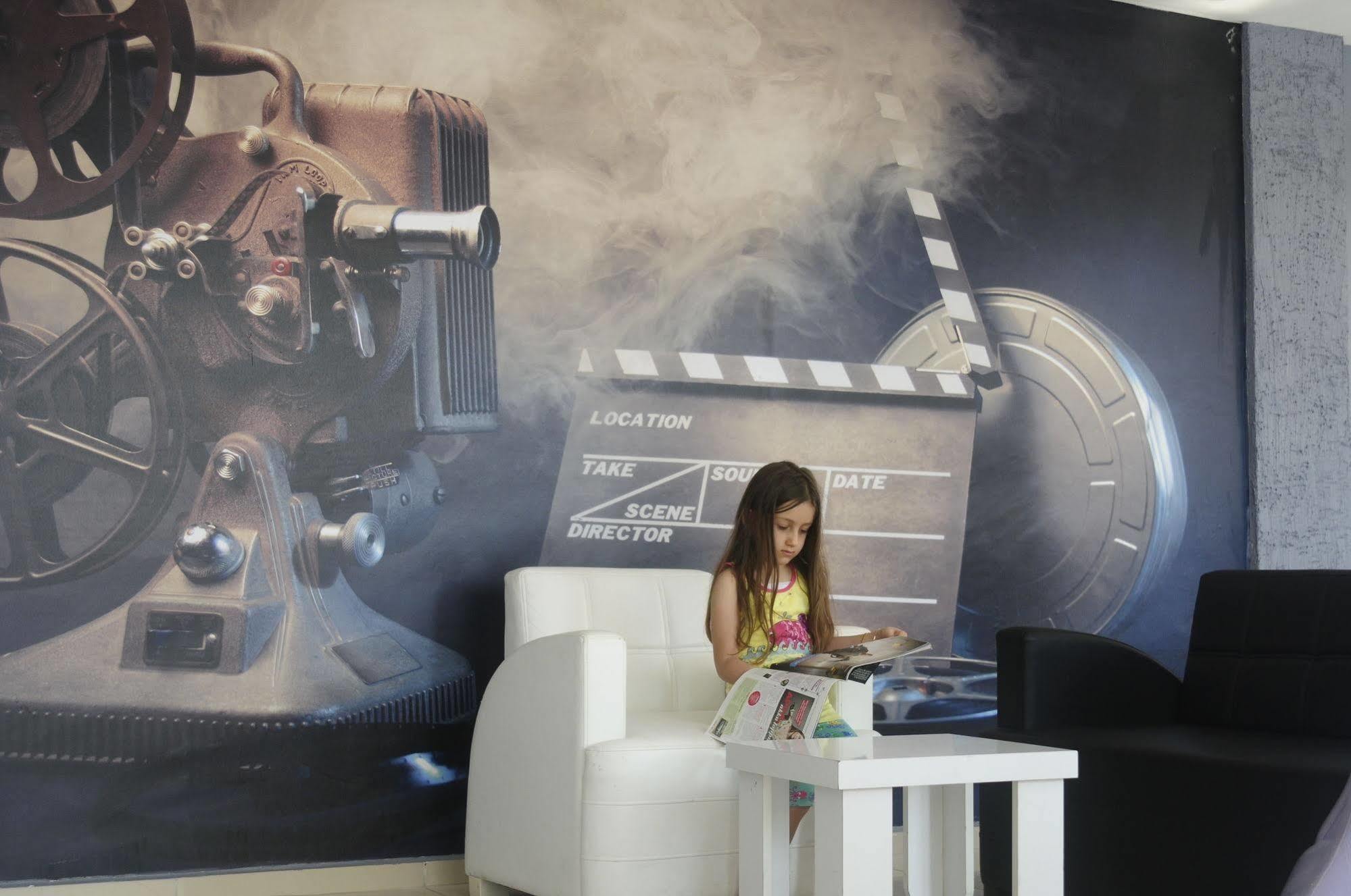Movie Life Roe Hotel