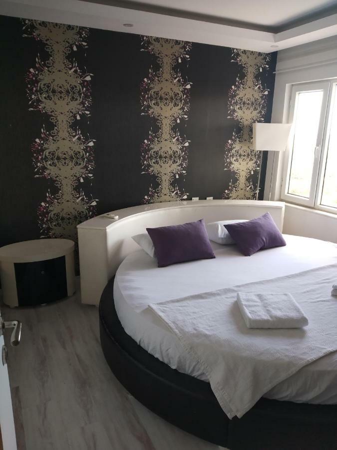 242 Gold Tower Aparthotel