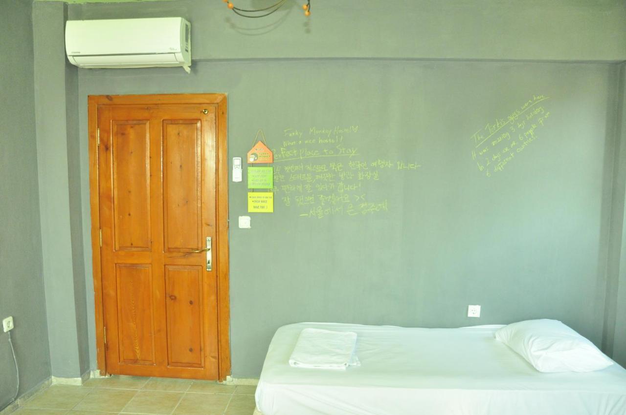 Funky Monkey Hostel&pub