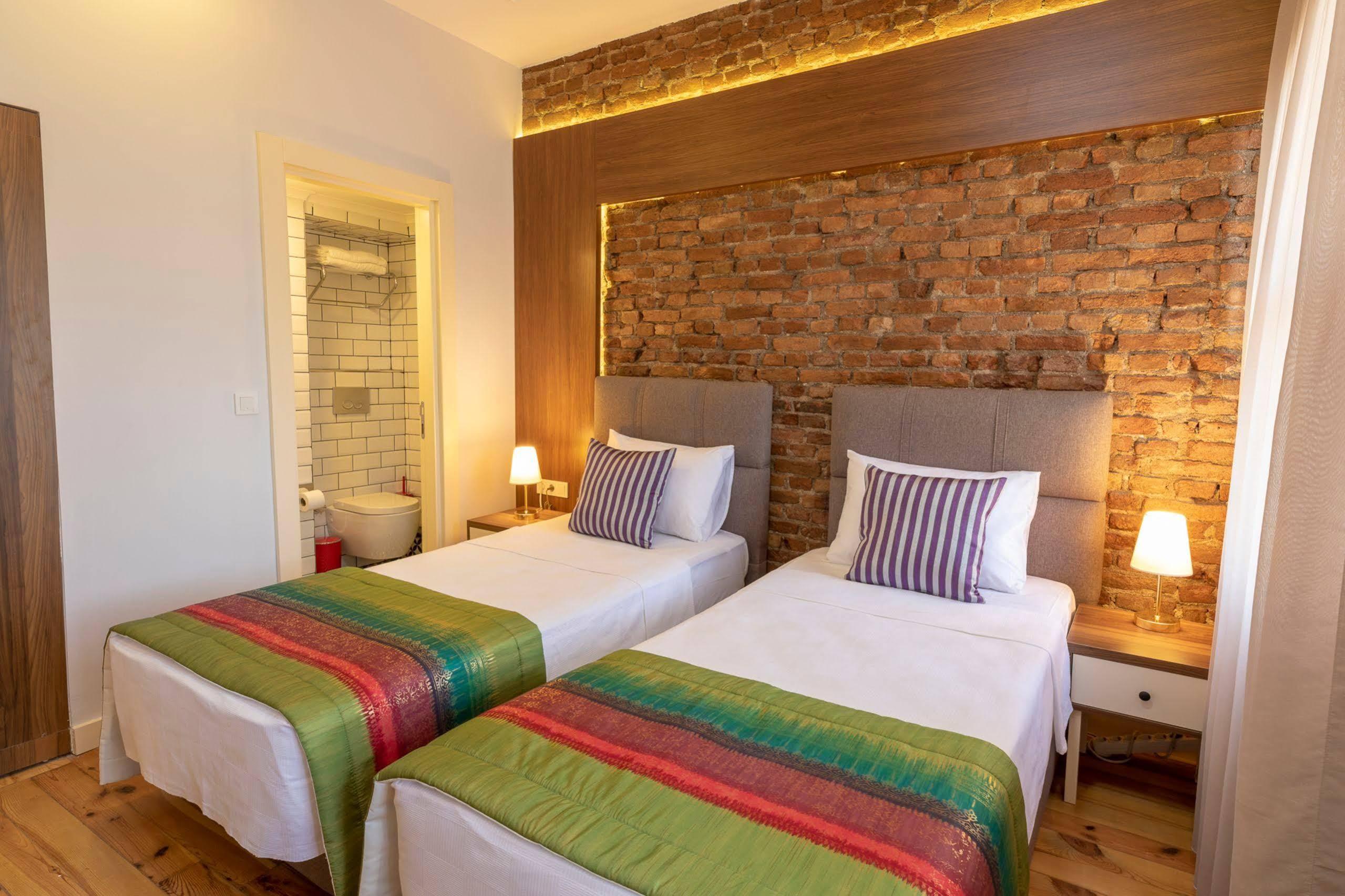 Otel Mono 3*