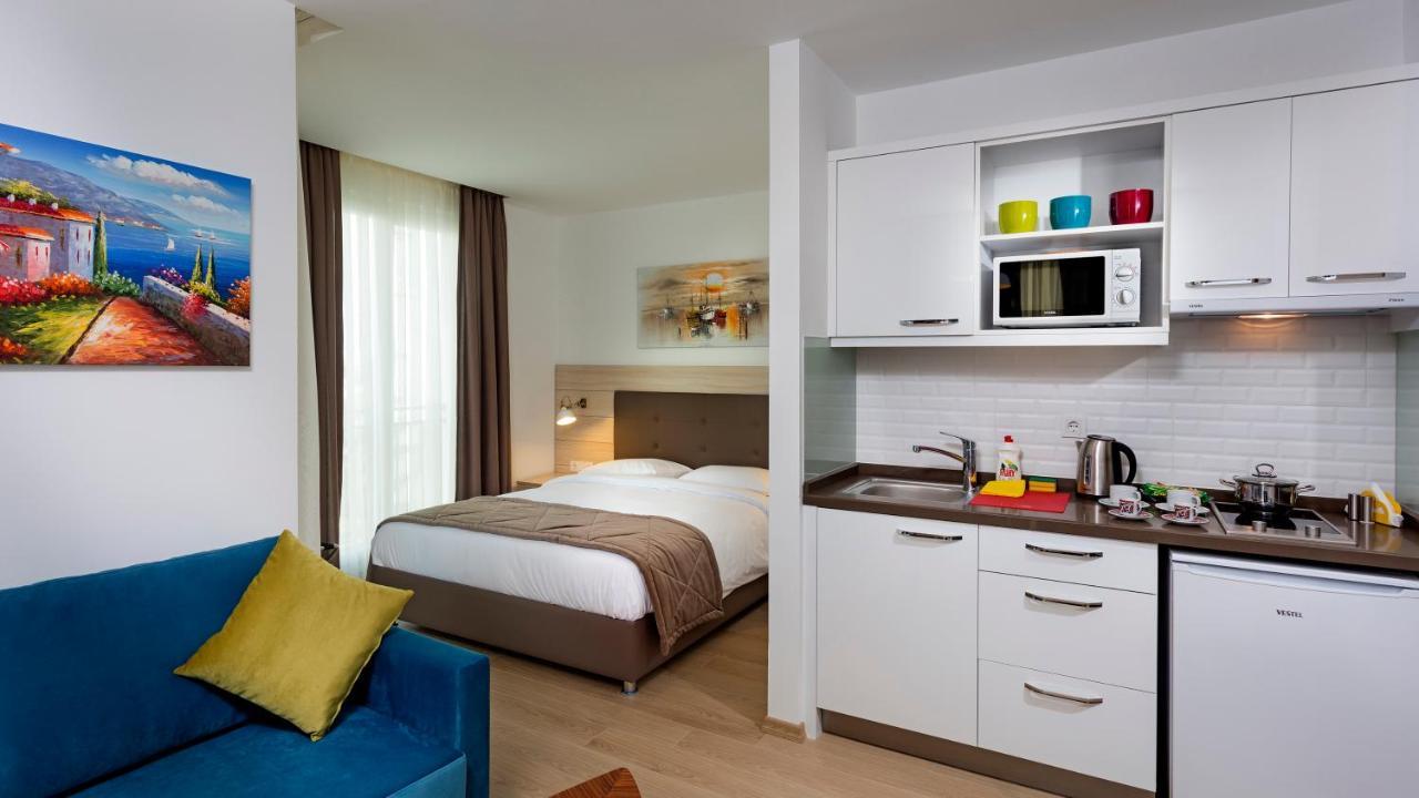 Aparthotel The &